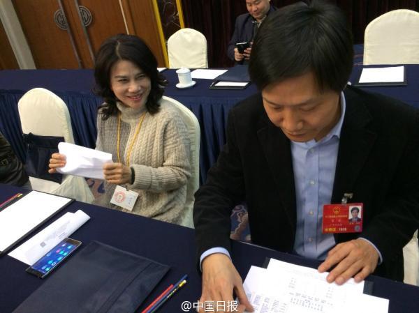 全國“兩會(huì)”雷軍董明珠又被安排坐一起