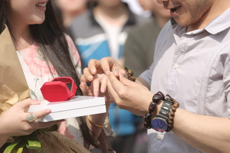 樂視二代手機千城萬店現(xiàn)貨首銷 樂迷風雨無阻掀搶購熱潮