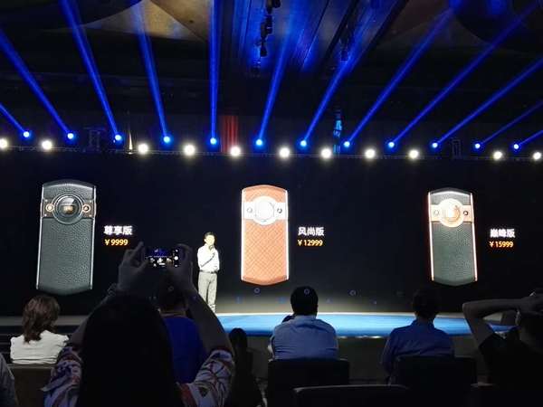 8848鈦金手機(jī)M3售價(jià)15999元 杜國楹稱目標(biāo)10萬部