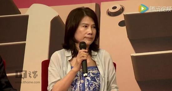 董明珠為證明格力手機質(zhì)量怒摔手機！撂狠話：你敢摔嗎？