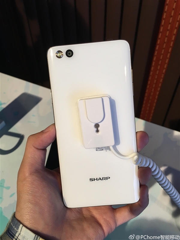 夏普手機回歸之作:國內(nèi)發(fā)布1499元手機A1/C1