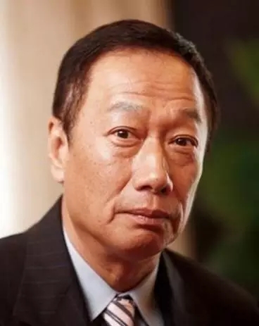 臺灣前首富郭臺銘加入新加坡籍，科技大佬們?yōu)楹尾辉倭魬倥_灣？