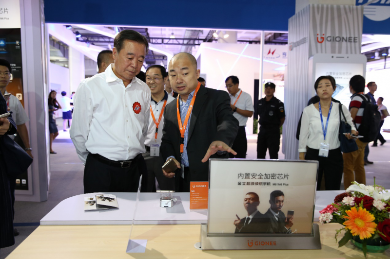 工業(yè)和信息化部部長(zhǎng)苗圩稱贊金立M6硬件安全加密功能
