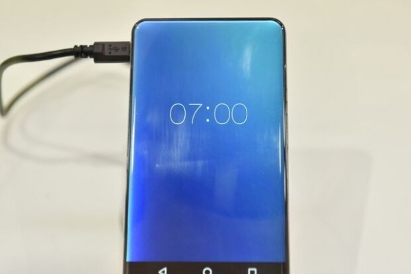 天無邊框手機來臨 夏普展示逆天無邊框手機