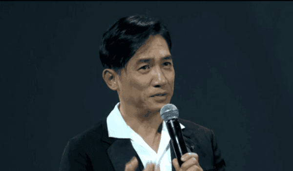 梁朝偉現(xiàn)身小米Note 2發(fā)布會(huì)：手持新機(jī)與雷軍合照