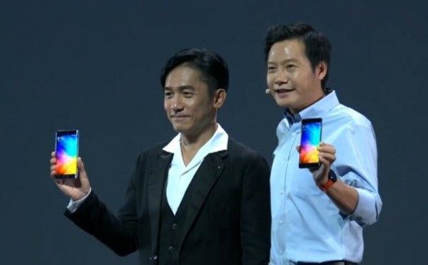 梁朝偉現(xiàn)身小米Note 2發(fā)布會(huì)：手持新機(jī)與雷軍合照