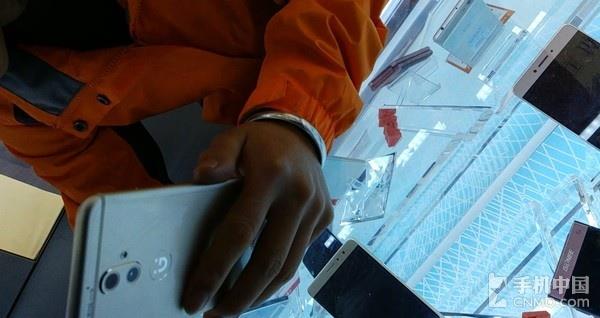 暗訪線下手機(jī)賣場(chǎng) 被促銷員神論驚呆了