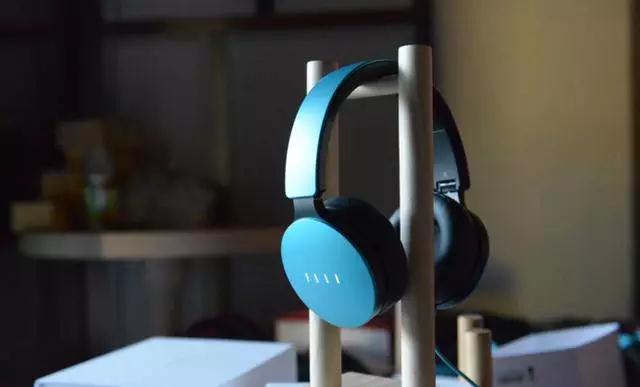 遭郭臺銘驅(qū)逐，搞定雷軍，和周杰倫組CP，他再定義耳機(jī)