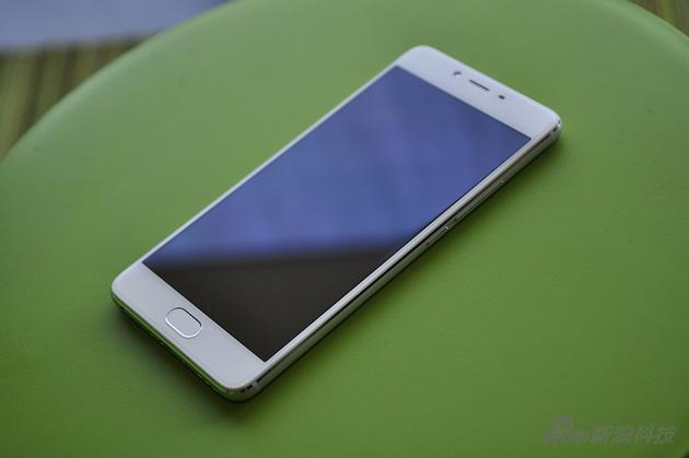 魅藍(lán)E2正式發(fā)布：魅族選擇&ldquo;刪去&rdquo;的是那枚閃光燈