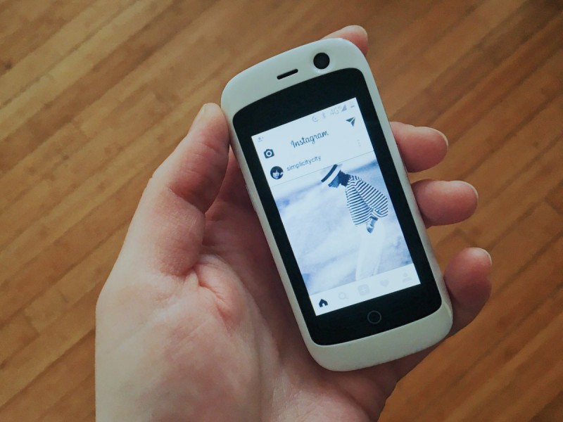 全球最小4G智能機(jī):屏幕2.45英寸搭Nougat系統(tǒng)