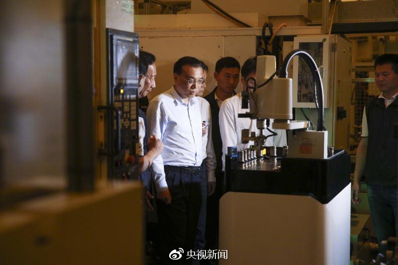 李克強(qiáng)考察鄭州富士康科技園 與郭臺銘駐足交談
