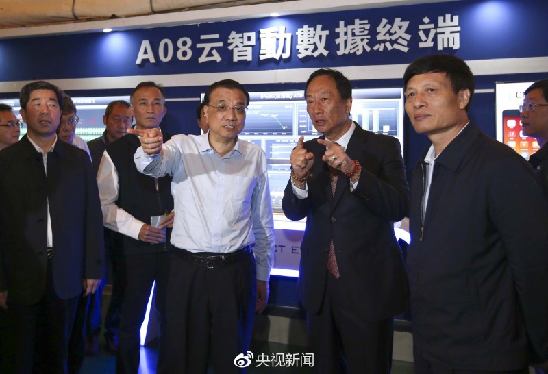 李克強(qiáng)考察鄭州富士康科技園 與郭臺銘駐足交談