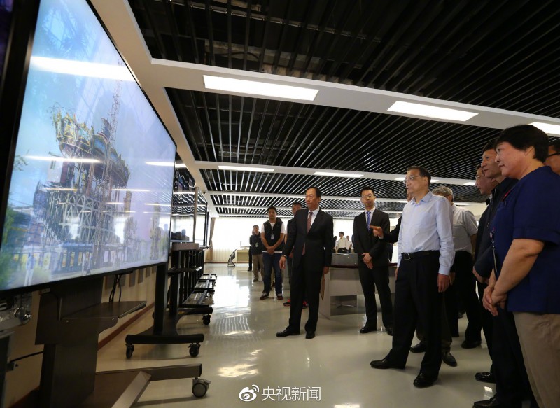 李克強(qiáng)考察鄭州富士康科技園 與郭臺銘駐足交談