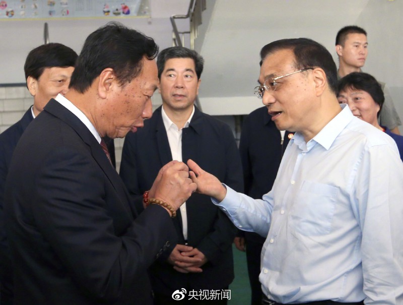 李克強(qiáng)考察鄭州富士康科技園 與郭臺銘駐足交談