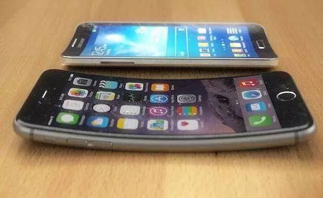 蘋果與三星開始瘋狂研發(fā)可彎曲屏幕，或?qū)⒏膶懯謾C格局