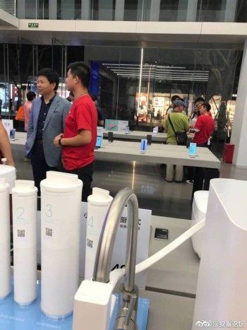 同一天，余承東考察小米之家，劉軍探訪華為線下店
