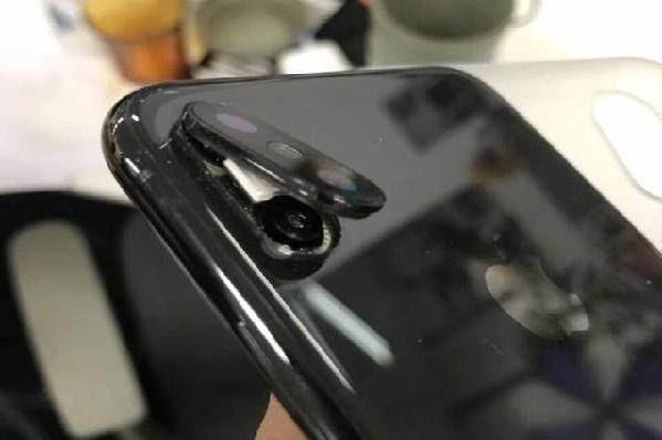 iPhone X攝像頭蓋翹起 接近萬(wàn)元質(zhì)量堪憂