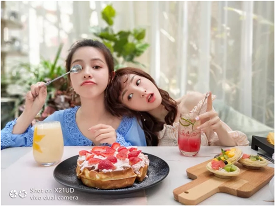 vivo X21屏幕指紋手機(jī)正式推出，AI智慧拍照厲害了