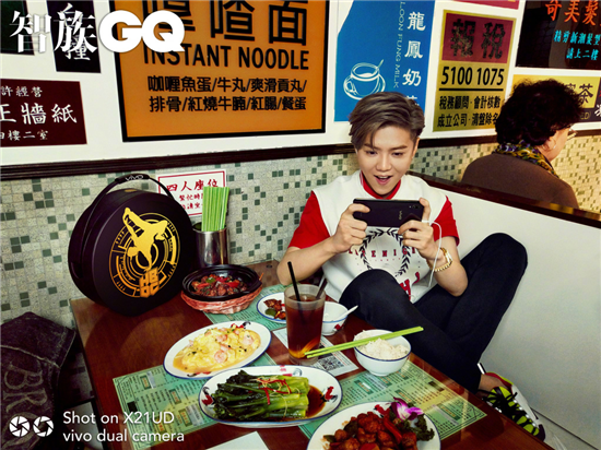 vivo特意打造了X21黑金定制禮盒慶生，粉絲狂歡