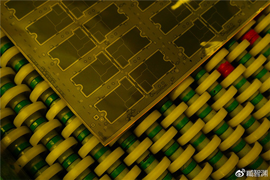 小米8透明探索版后殼不是貼紙那么簡(jiǎn)單：45道工藝、電路完整