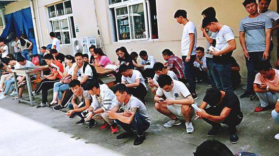 投資人臥底工廠調(diào)查藍(lán)領(lǐng):他們真喜歡快手拼多多嗎