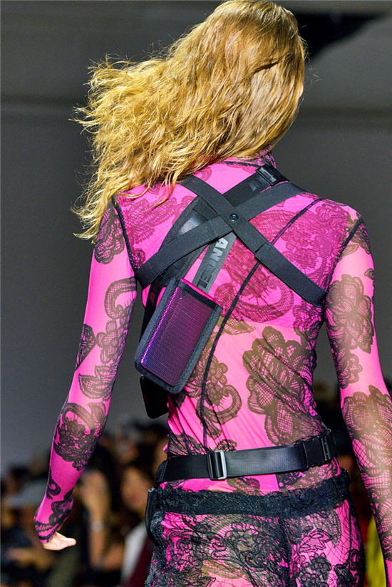 光感美學(xué)亮相紐約，vivo X23登上紐約時(shí)裝周T臺(tái)