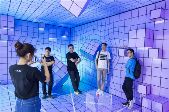 全新vivo X23亮相天翼展，時尚外觀吸引眾人圍觀