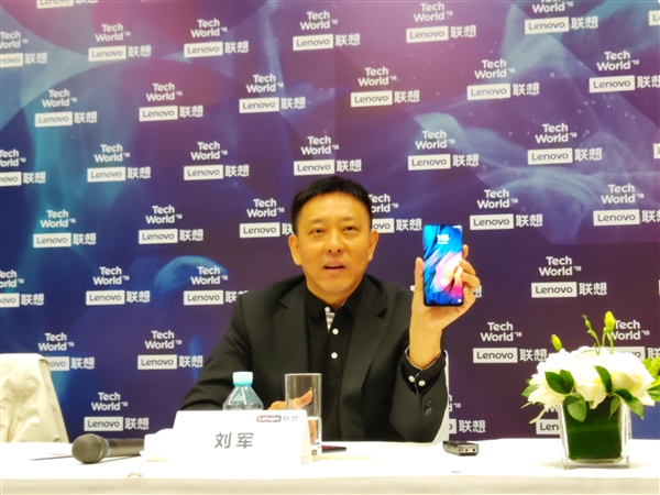 聯(lián)想滑蓋手機現(xiàn)身：屏占比近乎100% 或10月發(fā)布