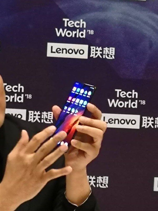 聯(lián)想滑蓋手機現(xiàn)身：屏占比近乎100% 或10月發(fā)布