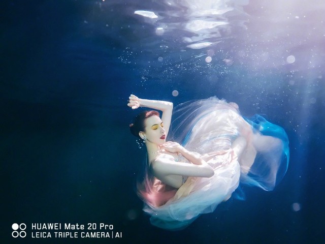 華為Mate20系列上手 “浴霸”鏡頭欲罷不能