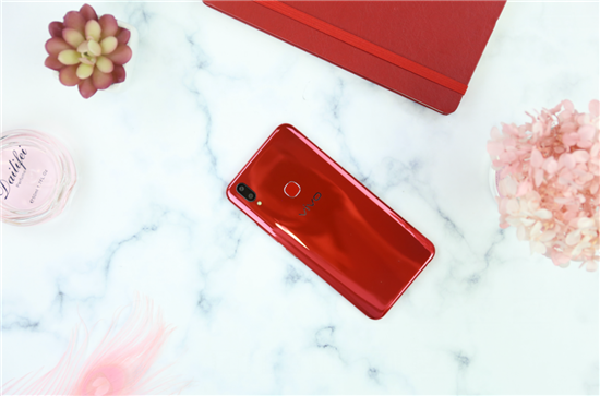 vivo Z1青春版上手體驗(yàn)：時(shí)尚外觀，旗艦實(shí)力