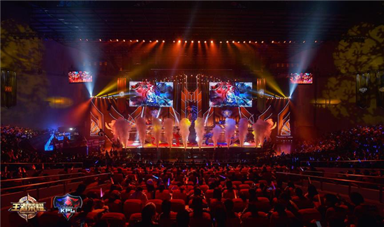 《人生飛馳》劇組開進KPL總決賽  主演尹正手持NEX雙屏版現(xiàn)場放大招