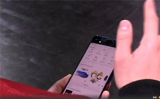 《人生飛馳》劇組開進KPL總決賽  主演尹正手持NEX雙屏版現(xiàn)場放大招