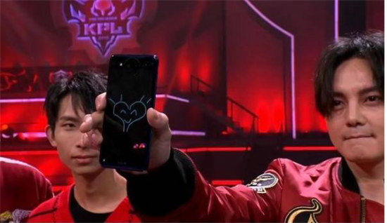 《人生飛馳》劇組開進KPL總決賽  主演尹正手持NEX雙屏版現(xiàn)場放大招