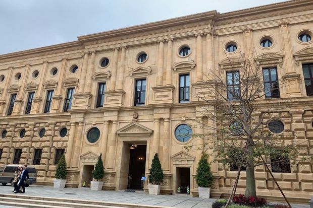 外媒探訪東莞華為新總部 感嘆其“復(fù)制了一個(gè)歐洲小鎮(zhèn)”