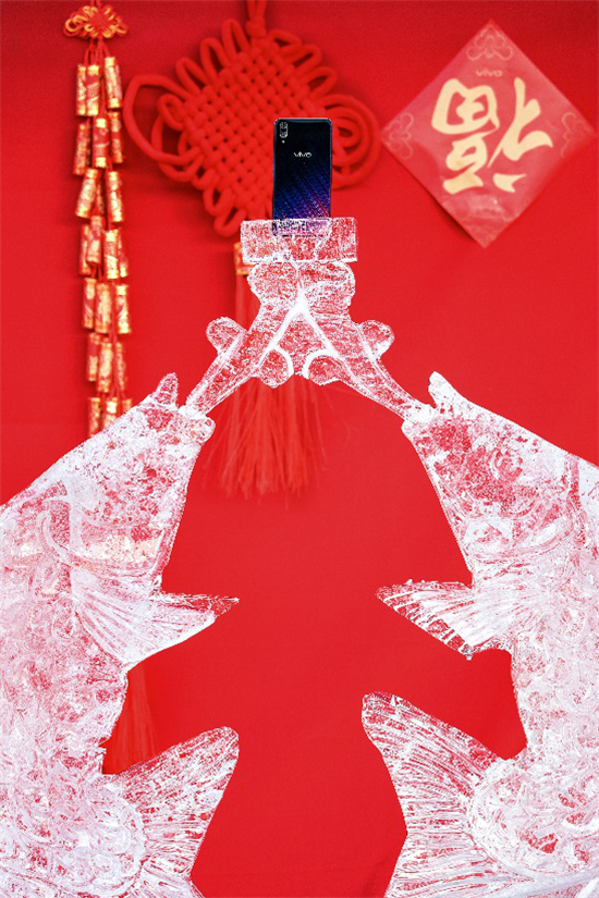 春節(jié)煥顏煥新機(jī) X23幻彩版新配色冰雕錦鯉送祝福