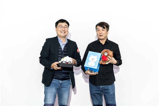 時(shí)尚賦能科技，小米跨界聯(lián)手LINE FRIENDS推出小米9 SE布朗熊限量套裝