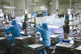 藍思科技豪賭落?。耗?52億擴張凈利降六成 周群飛遭業(yè)績估值雙殺財富縮水645億