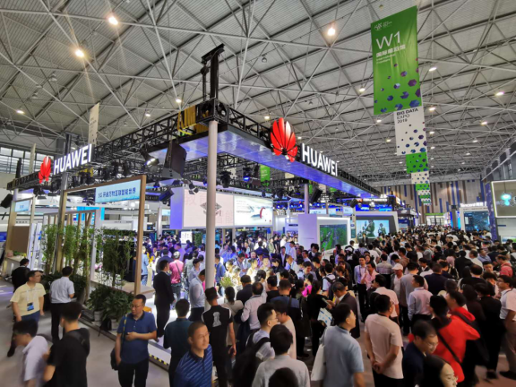 華為5G基站發(fā)貨量超過10萬個，引領(lǐng)全球5G規(guī)?；逃? width=