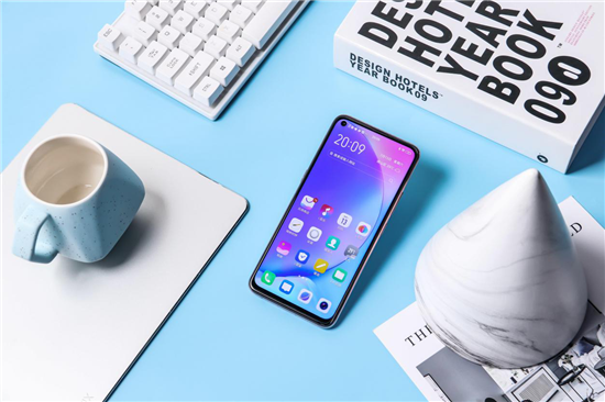 全新漸變色設(shè)計，vivo Z5x幻彩粉再造色彩美學(xué)