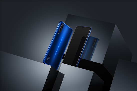 　　2019年是KPL三周年的日子，作為KPL最緊密的合作伙伴，vivo的手機(jī)產(chǎn)品在這三年里一直作為KPL官方比賽用機(jī)與選手一起征戰(zhàn)最高榮耀，每個(gè)熱血沸騰的瞬間都有vivo手機(jī)的身影。從最早的Xplay 6開始，到X20，到vivo NEX，再到X23，vivo不斷完善產(chǎn)品性能的同時(shí)，帶給KPL選手酣暢淋漓的電競(jìng)體驗(yàn)。隨著KPL秋季賽大即將正式拉開帷幕，iQOO Pro作為秋季賽全新官方比賽用機(jī)再次出現(xiàn)在大家的視線當(dāng)中。  　　作為iQOO家族的最新成員，iQOO Pro在延續(xù)生而強(qiáng)悍的品牌基因基礎(chǔ)之上，在性能等多方面均全速進(jìn)化，特別是游戲方面，能提供頂級(jí)的電競(jìng)體驗(yàn)。iQOO Pro搭載了Mo<em></em>nster Touch壓感按鍵、全新游戲空間2.0、4D游戲震感3.0、Mo<em></em>nster Halo 2.0酷炫燈效、以及獨(dú)創(chuàng)的游戲Hi-Fi等功能，使產(chǎn)品的澎湃性能在游戲場(chǎng)景獲得更進(jìn)一步的爆發(fā)。  　　基于iQOO上良好的游戲體驗(yàn)，iQOO Pro對(duì)Mo<em></em>nster Touch壓感按鍵進(jìn)行了全新升級(jí)，按鍵位置向兩邊進(jìn)行了優(yōu)化調(diào)整，使得握持感更出色。同時(shí)只需按壓兩顆Mo<em></em>nster Touch鍵，iQOO Pro即會(huì)啟動(dòng)一鍵變身，喚醒能量爆發(fā)的游戲空間2.0。除此之外，iQOO Pro還配備全新升級(jí)的游戲魔盒，提供強(qiáng)悍的電競(jìng)模式、掛機(jī)模式、游戲畫中畫、游戲免打擾、精彩視頻等實(shí)用功能。全身心地沉浸游戲世界中，盡享游戲。  　　同時(shí)，iQOO Pro對(duì)廣受游戲用戶喜愛的4D游戲震感2.0進(jìn)行了升級(jí)，帶來(lái)了3.0版本，配合專業(yè)的線性馬達(dá)，通過(guò)AI圖像及聲音識(shí)別技術(shù)，智能識(shí)別用戶在游戲中所處的操作動(dòng)作及戰(zhàn)斗場(chǎng)景，從而提供不同槍械不同的震感反饋，從聽覺(jué)、視覺(jué)和觸覺(jué)，為游戲用戶提供全方位、差異化的游戲感官體驗(yàn)。  　　KPL三年一路相伴，iQOO Pro全速進(jìn)化不止生而強(qiáng)悍。作為KPL秋季賽全新官方比賽用機(jī)，iQOO Pro線上線下貨源充足，并且，全新幻影藍(lán)配色將于9月15號(hào)正式開啟預(yù)約，大家一起在酣暢淋漓的電競(jìng)體驗(yàn)中，用iQOO Pro志競(jìng)非凡吧。