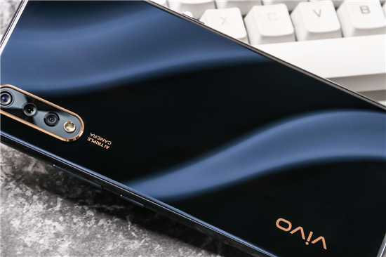 好看與好用可同時(shí)兼顧，vivo Y7s琉璃黑新品開(kāi)售