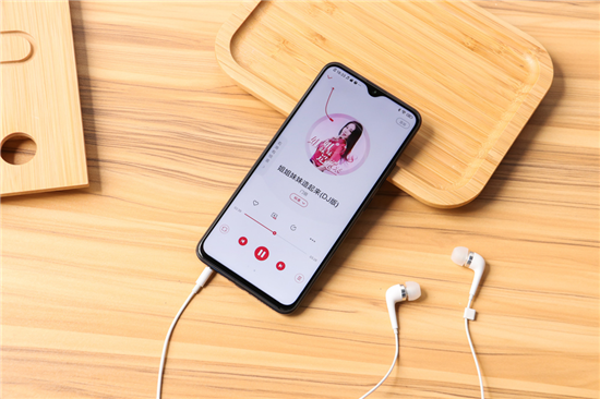 5000mAh大電池+18W雙引擎閃充，千元優(yōu)品vivo U3續(xù)航無(wú)憂