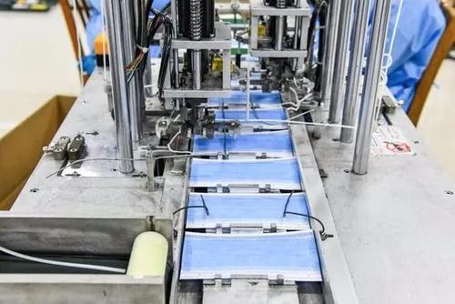 做面板設(shè)備的人又來(lái)?yè)岋埻肓耍? width=