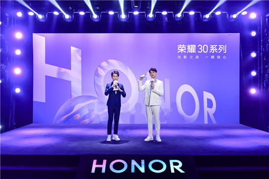 榮耀30系列的驚艷絕倫，讓榮耀為其舉辦了一場秀