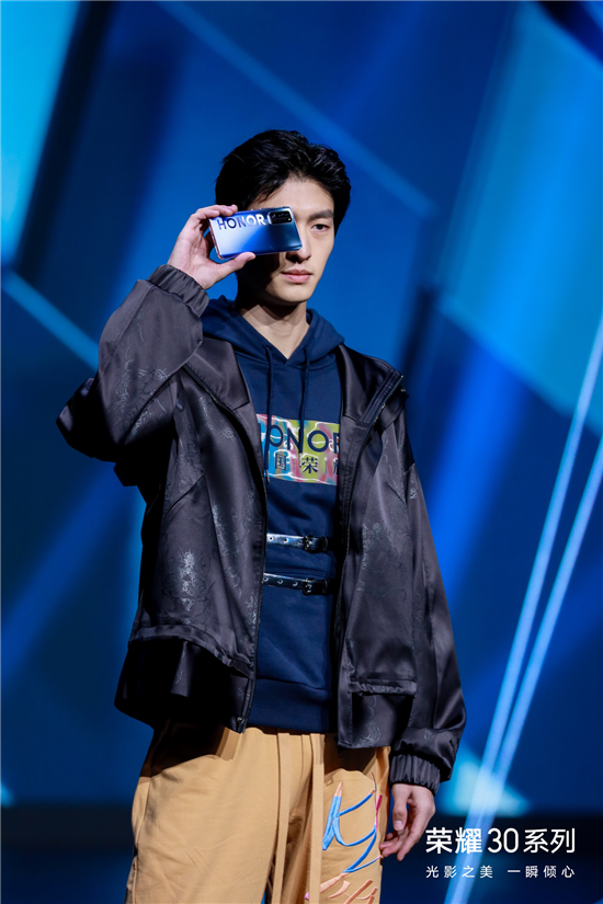 榮耀30系列的驚艷絕倫，讓榮耀為其舉辦了一場秀