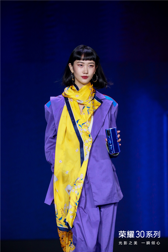 榮耀30系列的驚艷絕倫，讓榮耀為其舉辦了一場秀