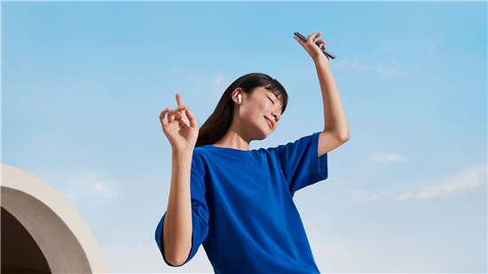 　　作為在6月1日vivo夏季新品發(fā)布會(huì)上正式亮相的產(chǎn)品，vivo TWS Neo真無(wú)線耳機(jī)一直是最近音頻市場(chǎng)上的焦點(diǎn)。這款售價(jià)為499元的真無(wú)線耳機(jī)主打好音質(zhì)和低延遲，搭載的14.2mm超大單元可以帶來(lái)澎湃的聲音表現(xiàn)；而搭配vivo最新影像旗艦手機(jī)X50后，更是可以實(shí)現(xiàn)88ms超低延遲，無(wú)論是游戲還是追劇，都可以做到音畫(huà)同步，大大提升用戶使用感受。 　　 　　對(duì)于一款真無(wú)線耳機(jī)來(lái)說(shuō)，限于產(chǎn)品體積、使用環(huán)境、腔體和電池等諸多因素的影響，絕大多數(shù)的真無(wú)線耳機(jī)都或多或少的會(huì)出現(xiàn)延遲的問(wèn)題。vivo TWS Neo真無(wú)線耳機(jī)的推出，則致力于通過(guò)技術(shù)創(chuàng)新打造接近無(wú)感的「穩(wěn)定低延遲」體驗(yàn)。 　　 　　vivo TWS Neo真無(wú)線耳機(jī)與最新發(fā)布的vivo X50手機(jī)搭配使用時(shí)，通過(guò)第二代雙路傳輸技術(shù)與系統(tǒng)級(jí)全鏈路優(yōu)化，可以實(shí)現(xiàn)88ms的超低延遲表現(xiàn)，這一成績(jī)是刷新業(yè)界記錄。而從用戶的具體使用感受中，無(wú)論是游戲還是觀看視頻，vivo TWS Neo真無(wú)線耳機(jī)都可以做到行云流水、音畫(huà)同步的人機(jī)暢快合一感受。 　　 　　不僅如此，vivo TWS Neo真無(wú)線耳機(jī)還支持全新的智能動(dòng)態(tài)低延遲功能，這一功能可以讓耳機(jī)根據(jù)用戶周圍的環(huán)境智能調(diào)整碼率。通過(guò)機(jī)場(chǎng)實(shí)測(cè)，平均卡音次數(shù)可較傳統(tǒng)真無(wú)線耳機(jī)轉(zhuǎn)發(fā)模式降低90%，即便用戶在復(fù)雜環(huán)境也能保障更穩(wěn)定連接，全程無(wú)需手動(dòng)干預(yù)，無(wú)處不在而又自然無(wú)感。 　　 　　vivo TWS Neo真無(wú)線耳機(jī)在 vivo 官方商城、vivo京東自營(yíng)官方旗艦店、iQOO京東自營(yíng)官方旗艦店、vivo京東官方旗艦店、iQOO京東官方旗艦店、vivo天貓官方旗艦店、iQOO天貓官方旗艦店、vivo手機(jī)蘇寧自營(yíng)旗艦店、iQOO手機(jī)蘇寧自營(yíng)旗艦店、vivo體驗(yàn)店同步熱銷中，售價(jià)499元，感興趣的用戶可以下單體驗(yàn)。另外，在上述渠道與部分vivo手機(jī)同時(shí)下單購(gòu)買，可享更多優(yōu)惠。