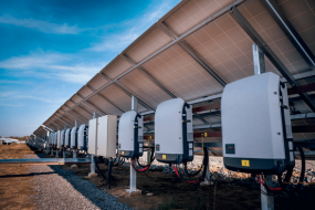 全球微逆15強四分梯隊，圍攻Enphase