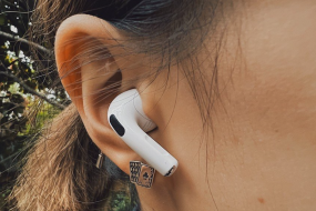 給AirPods裝上攝像頭，蘋(píng)果越來(lái)越會(huì)玩了